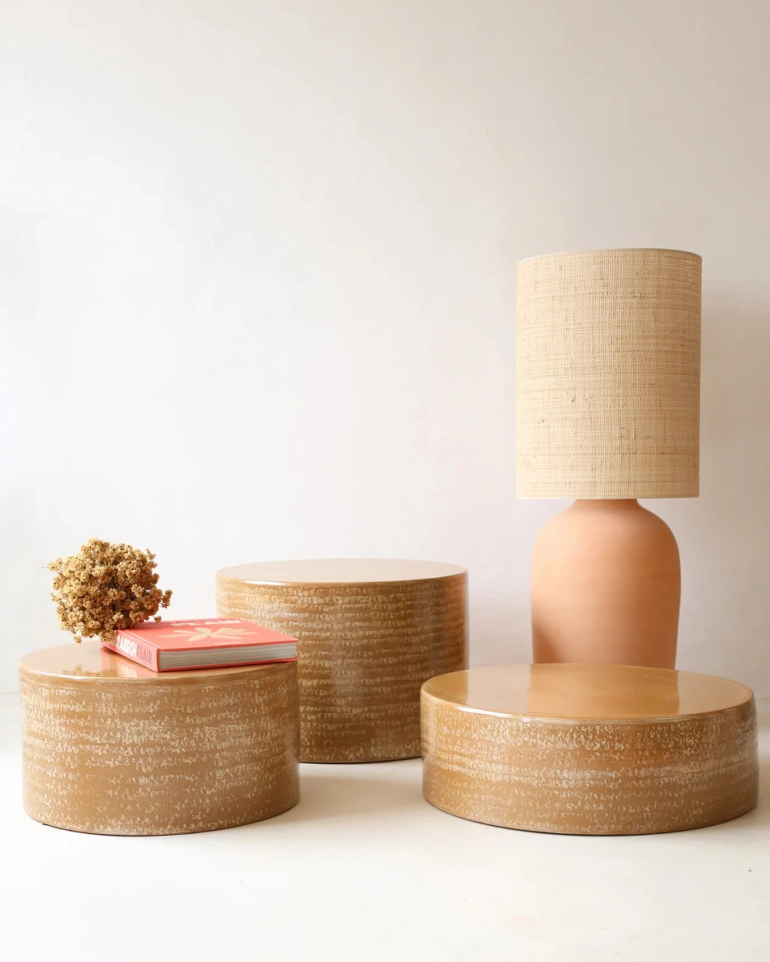 Table basse ronde en terracotta finition crème - Masame