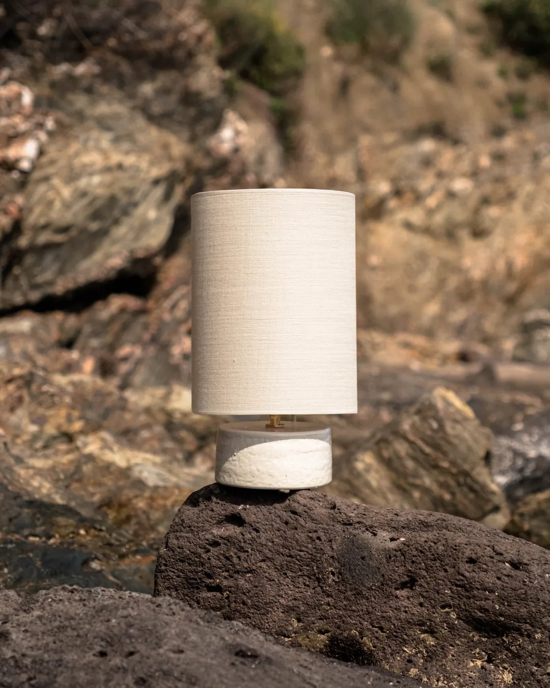 Sormiou S — Ceramic table lamp Calcaire, jute shade | Masamé