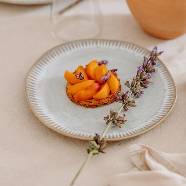 Assiette en céramique Masamé avec une tartelette aux abricots et une branche de lavande